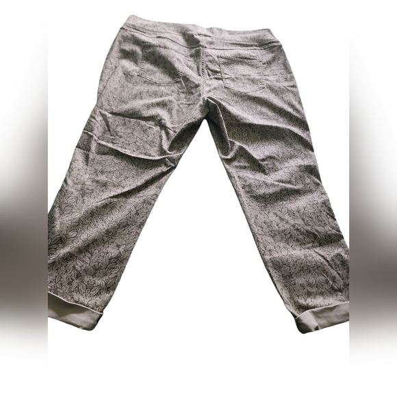 CJBanks Ladies Plus Size Pull-on Pants Cute Floral Leaf Pattern Sz 3x - Picture 2 of 5